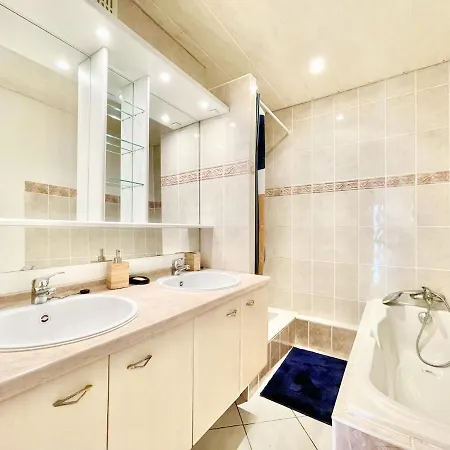 Spacious Flat With Private Bike Garage *