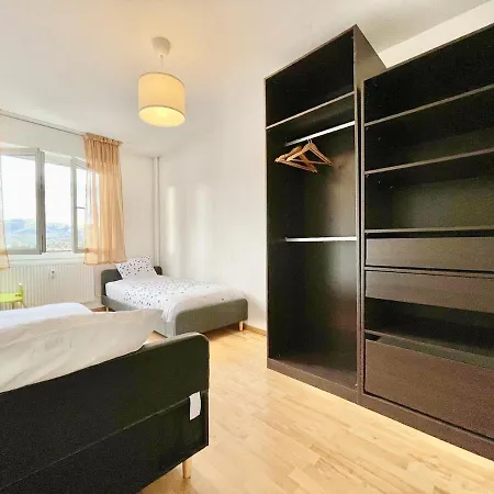 Spacious Flat With Private Bike Garage Appartement